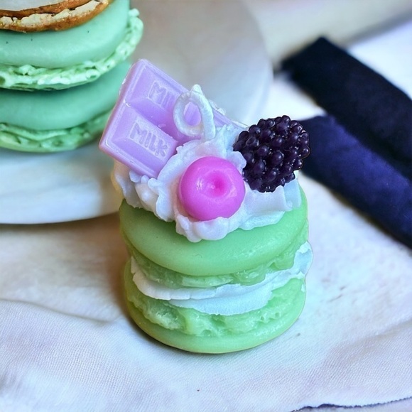 ⚠️SALE Candle // Handmade Green Life-size Macaroon Soy Wax Candle SEND OFFERS - Picture 4 of 4